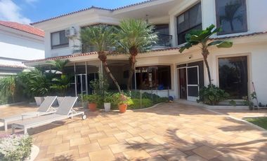 Samborondon. Villa Amoblada en renta, con Piscina y Vista a Lago