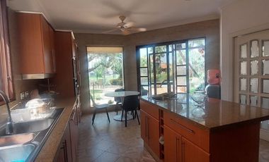 Samborondon. Villa Amoblada en renta, con Piscina y Vista a Lago