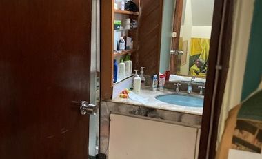 Vendo casa de dos pisos, 300 m2, 4 habitaciones, terraza y jardín- Urb. Higuereta, Surco.