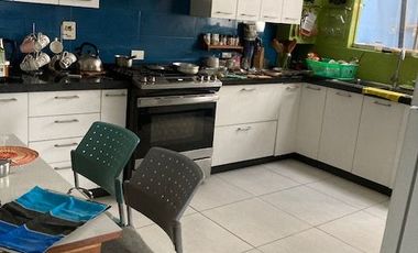 Vendo casa de dos pisos, 300 m2, 4 habitaciones, terraza y jardín- Urb. Higuereta, Surco.