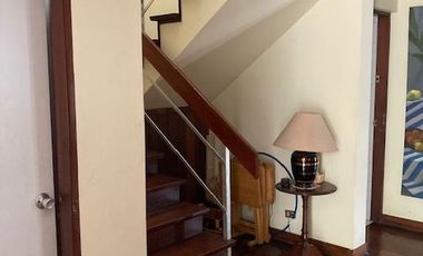 Vendo casa de dos pisos, 300 m2, 4 habitaciones, terraza y jardín- Urb. Higuereta, Surco.