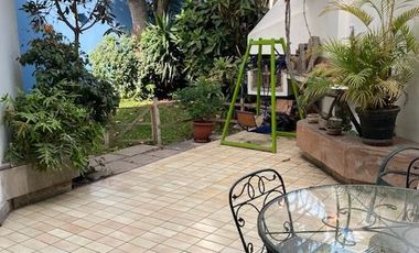 Vendo casa de dos pisos, 300 m2, 4 habitaciones, terraza y jardín- Urb. Higuereta, Surco.