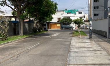 Vendo casa de dos pisos, 300 m2, 4 habitaciones, terraza y jardín- Urb. Higuereta, Surco.