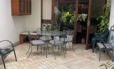 Vendo casa de dos pisos, 300 m2, 4 habitaciones, terraza y jardín- Urb. Higuereta, Surco.