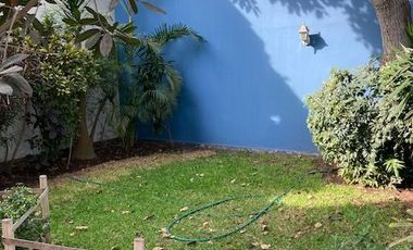 Vendo casa de dos pisos, 300 m2, 4 habitaciones, terraza y jardín- Urb. Higuereta, Surco.
