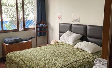 Vendo casa de dos pisos, 300 m2, 4 habitaciones, terraza y jardín- Urb. Higuereta, Surco.