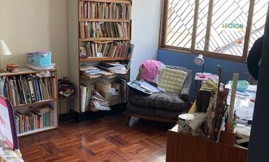 Vendo casa de dos pisos, 300 m2, 4 habitaciones, terraza y jardín- Urb. Higuereta, Surco.