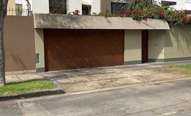 Vendo casa de dos pisos, 300 m2, 4 habitaciones, terraza y jardín- Urb. Higuereta, Surco.