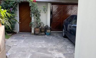 Vendo casa de dos pisos, 300 m2, 4 habitaciones, terraza y jardín- Urb. Higuereta, Surco.