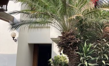 Vendo casa de dos pisos, 300 m2, 4 habitaciones, terraza y jardín- Urb. Higuereta, Surco.