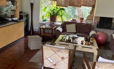 Vendo casa de dos pisos, 300 m2, 4 habitaciones, terraza y jardín- Urb. Higuereta, Surco.