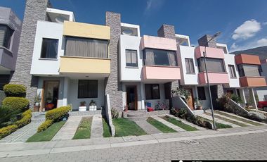 Casa de venta Pusuqui, conjunto Villanueva, 3 pisos,terraz, áreas comunales, al mejor precio
