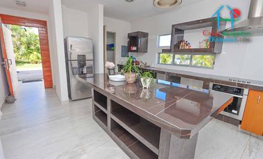 Casa de 2 Niveles con 4 Recámaras, Terrazas y Estacionamiento