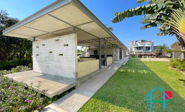 Casa de 2 Niveles con 4 Recámaras, Terrazas y Estacionamiento