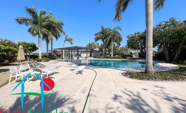 Casa de 2 Niveles con 4 Recámaras, Terrazas y Estacionamiento