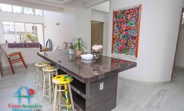 Casa de 2 Niveles con 4 Recámaras, Terrazas y Estacionamiento