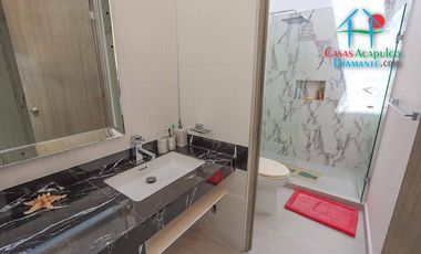 Casa de 2 Niveles con 4 Recámaras, Terrazas y Estacionamiento