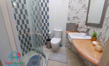 Casa de 2 Niveles con 4 Recámaras, Terrazas y Estacionamiento