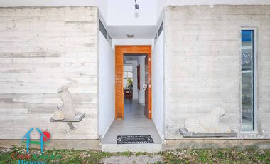 Casa de 2 Niveles con 4 Recámaras, Terrazas y Estacionamiento