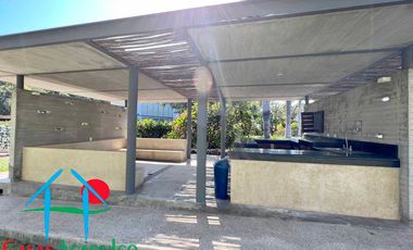 Casa de 2 Niveles con 4 Recámaras, Terrazas y Estacionamiento