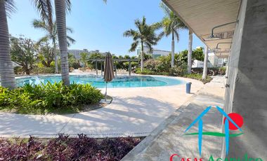 Casa de 2 Niveles con 4 Recámaras, Terrazas y Estacionamiento