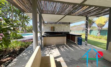 Casa de 2 Niveles con 4 Recámaras, Terrazas y Estacionamiento