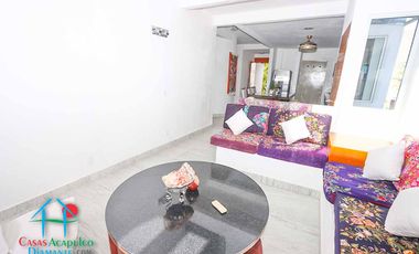 Casa de 2 Niveles con 4 Recámaras, Terrazas y Estacionamiento