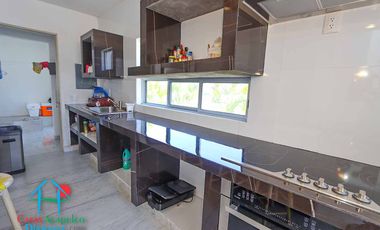 Casa de 2 Niveles con 4 Recámaras, Terrazas y Estacionamiento