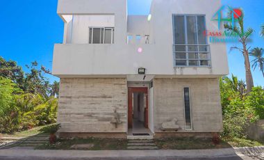 Casa de 2 Niveles con 4 Recámaras, Terrazas y Estacionamiento