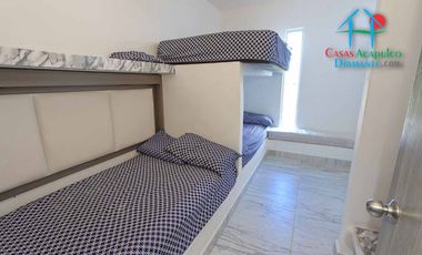 Casa de 2 Niveles con 4 Recámaras, Terrazas y Estacionamiento