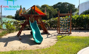 Casa de 2 Niveles con 4 Recámaras, Terrazas y Estacionamiento