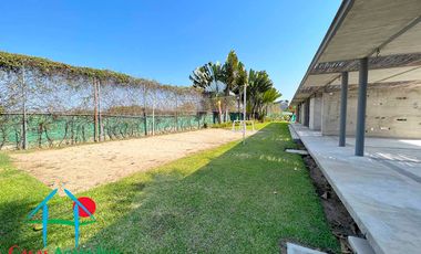 Casa de 2 Niveles con 4 Recámaras, Terrazas y Estacionamiento