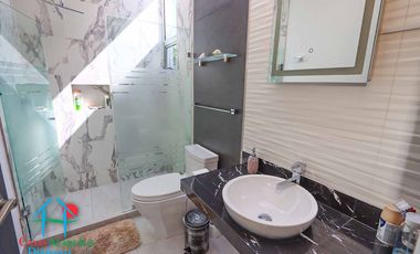 Casa de 2 Niveles con 4 Recámaras, Terrazas y Estacionamiento