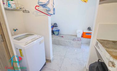 Casa de 2 Niveles con 4 Recámaras, Terrazas y Estacionamiento