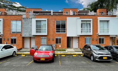 Extraordinaria casa de 103 m2 cerca a Homecenter. Alkosto. Avenida Sur. Pereira - Colombia.