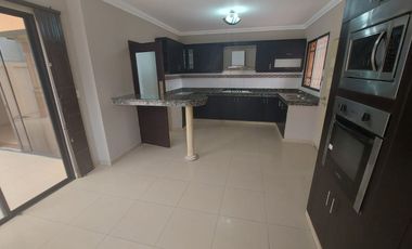 Samborondon, Se renta linda casa de 4 dormitorios con piscina