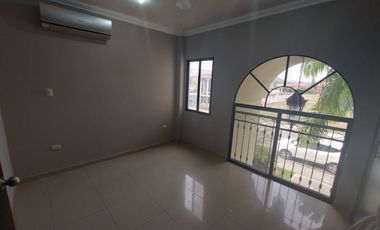 Samborondon, Se renta linda casa de 4 dormitorios con piscina