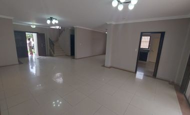 Samborondon, Se renta linda casa de 4 dormitorios con piscina