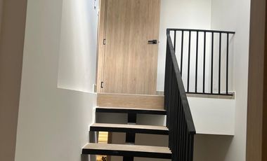 CASA TRES NIVELES 1 PARQUEADERO UNIDAD CERRADA POR C.C TESORO