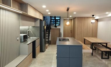 CASA TRES NIVELES 1 PARQUEADERO UNIDAD CERRADA POR C.C TESORO