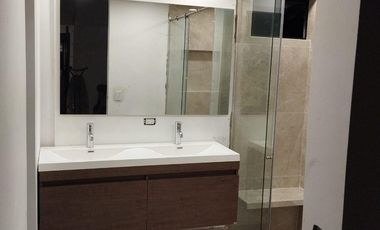 CASA TRES NIVELES 1 PARQUEADERO UNIDAD CERRADA POR C.C TESORO