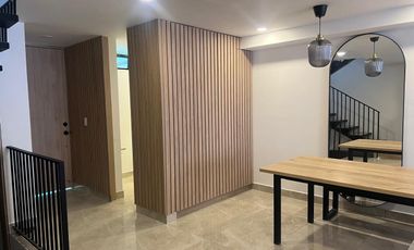 CASA TRES NIVELES 1 PARQUEADERO UNIDAD CERRADA POR C.C TESORO