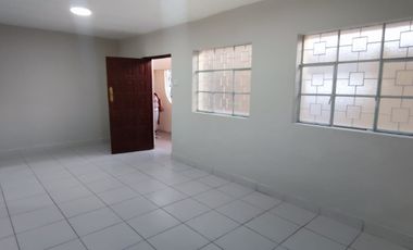 VENDO CASA DE UN PISO EN LA URB.PIURA