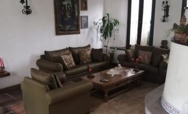 EXCELENTE CASA, ARQUITECTURA MUY CALIDA CON GRAN TERRAZA