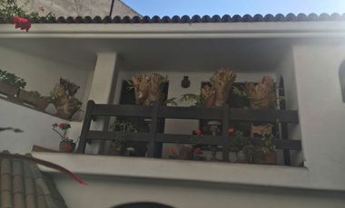EXCELENTE CASA, ARQUITECTURA MUY CALIDA CON GRAN TERRAZA