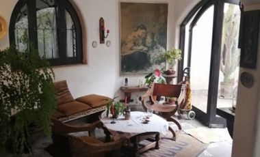 EXCELENTE CASA, ARQUITECTURA MUY CALIDA CON GRAN TERRAZA