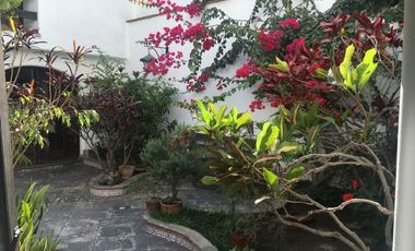 EXCELENTE CASA, ARQUITECTURA MUY CALIDA CON GRAN TERRAZA