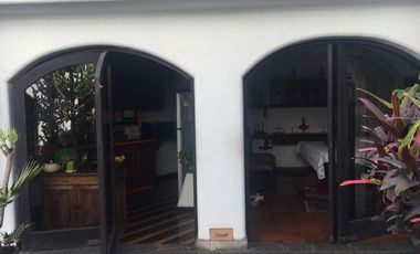 EXCELENTE CASA, ARQUITECTURA MUY CALIDA CON GRAN TERRAZA