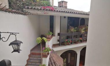 EXCELENTE CASA, ARQUITECTURA MUY CALIDA CON GRAN TERRAZA