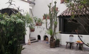 EXCELENTE CASA, ARQUITECTURA MUY CALIDA CON GRAN TERRAZA